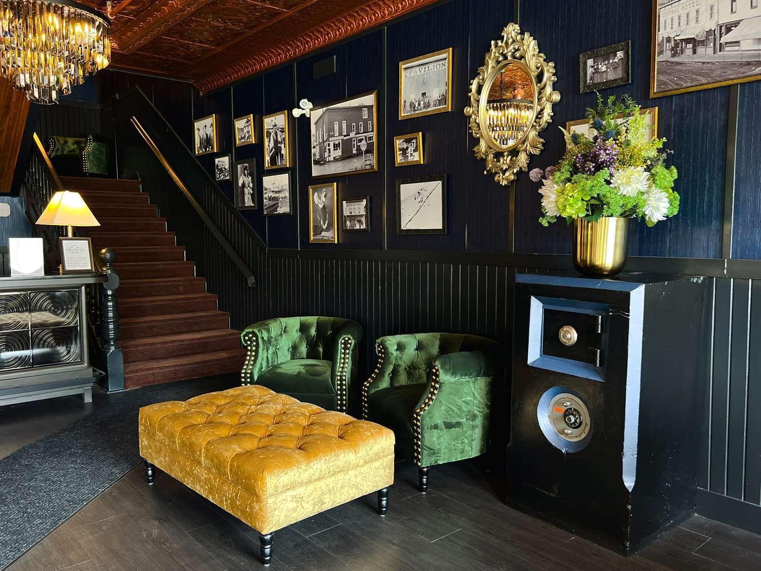 Midnight Sun, A Coast Hotel Dawson City Extérieur photo