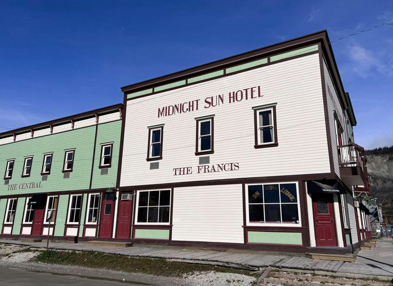 Midnight Sun, A Coast Hotel Dawson City Extérieur photo