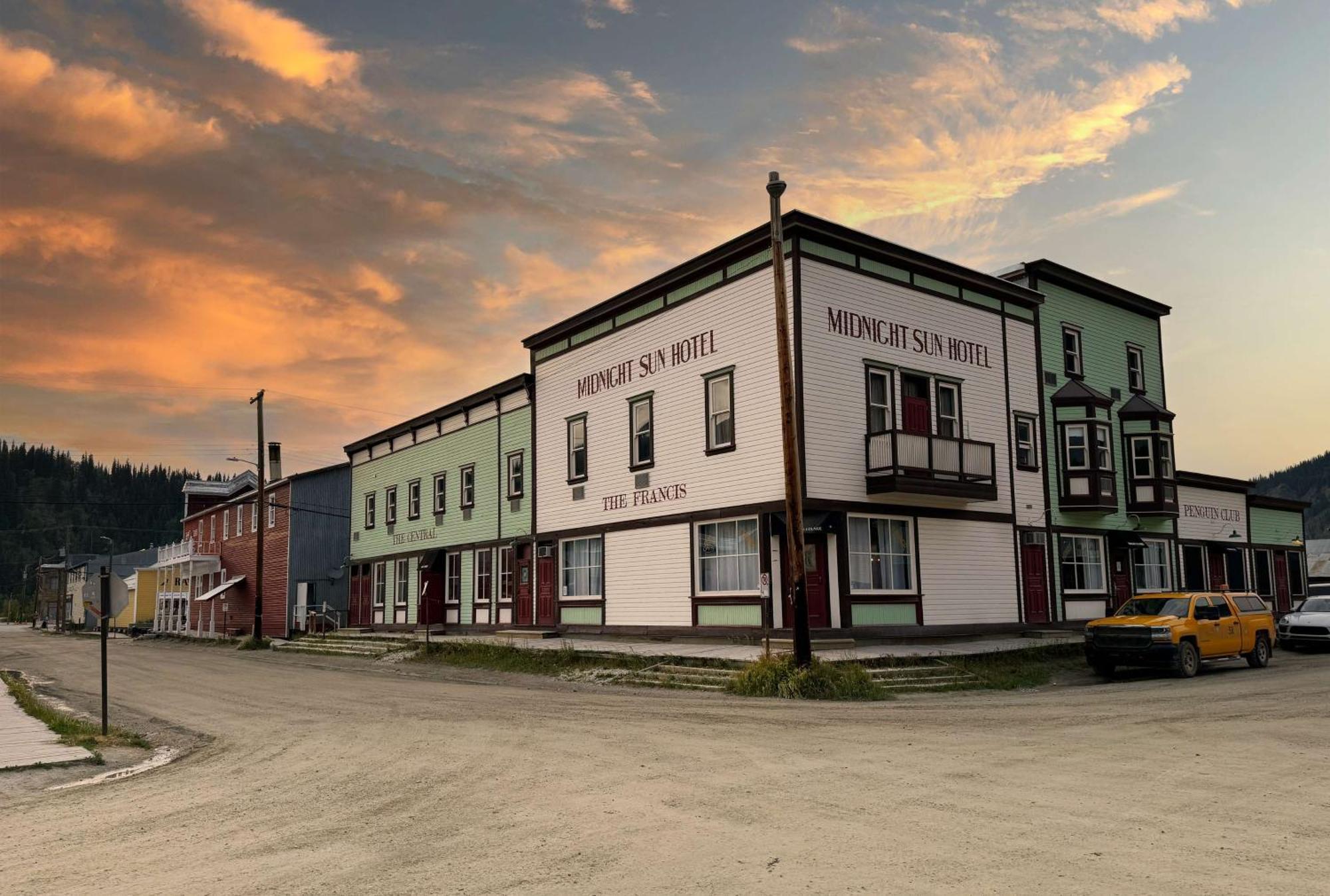 Midnight Sun, A Coast Hotel Dawson City Extérieur photo