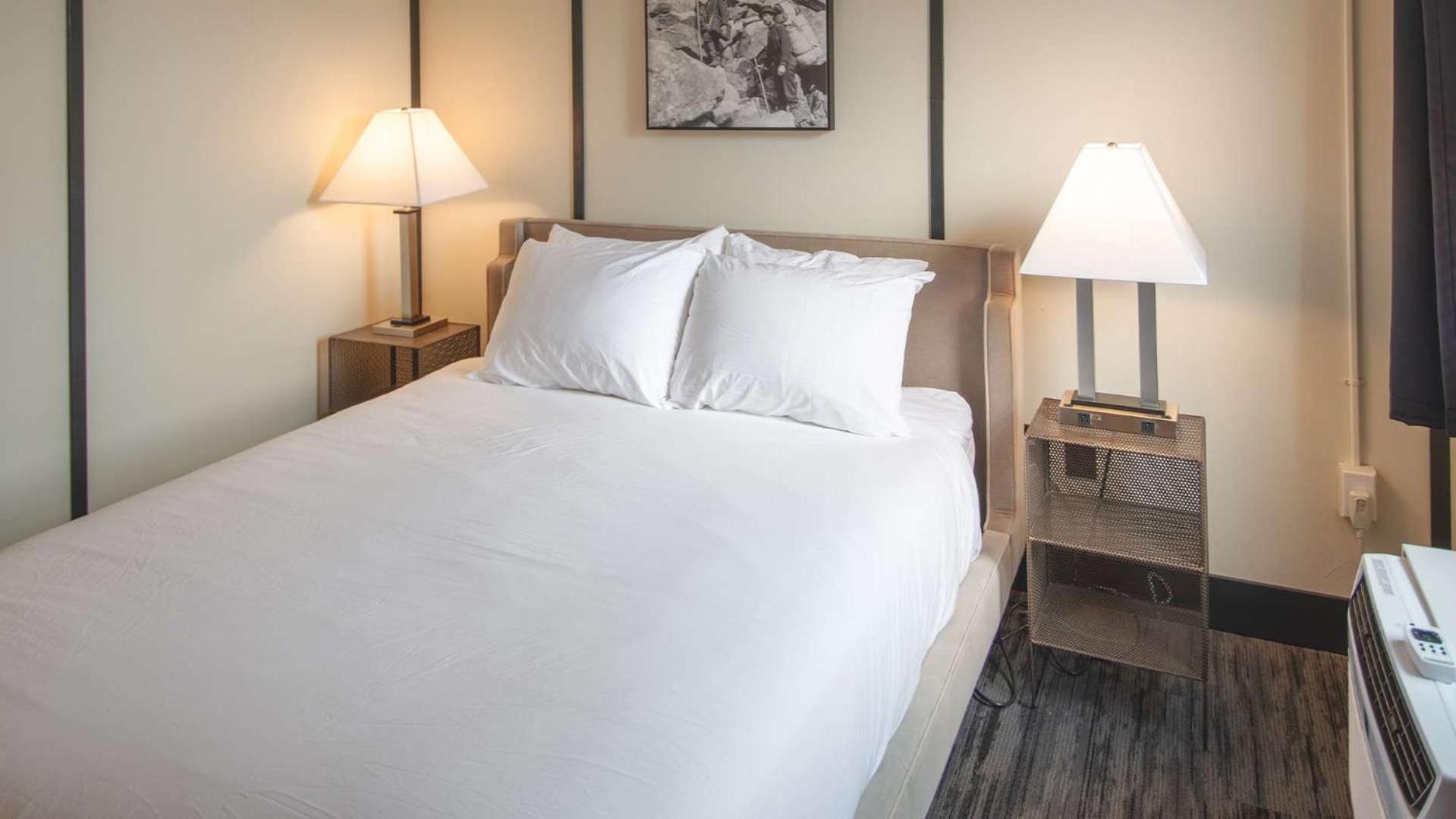 Midnight Sun, A Coast Hotel Dawson City Extérieur photo