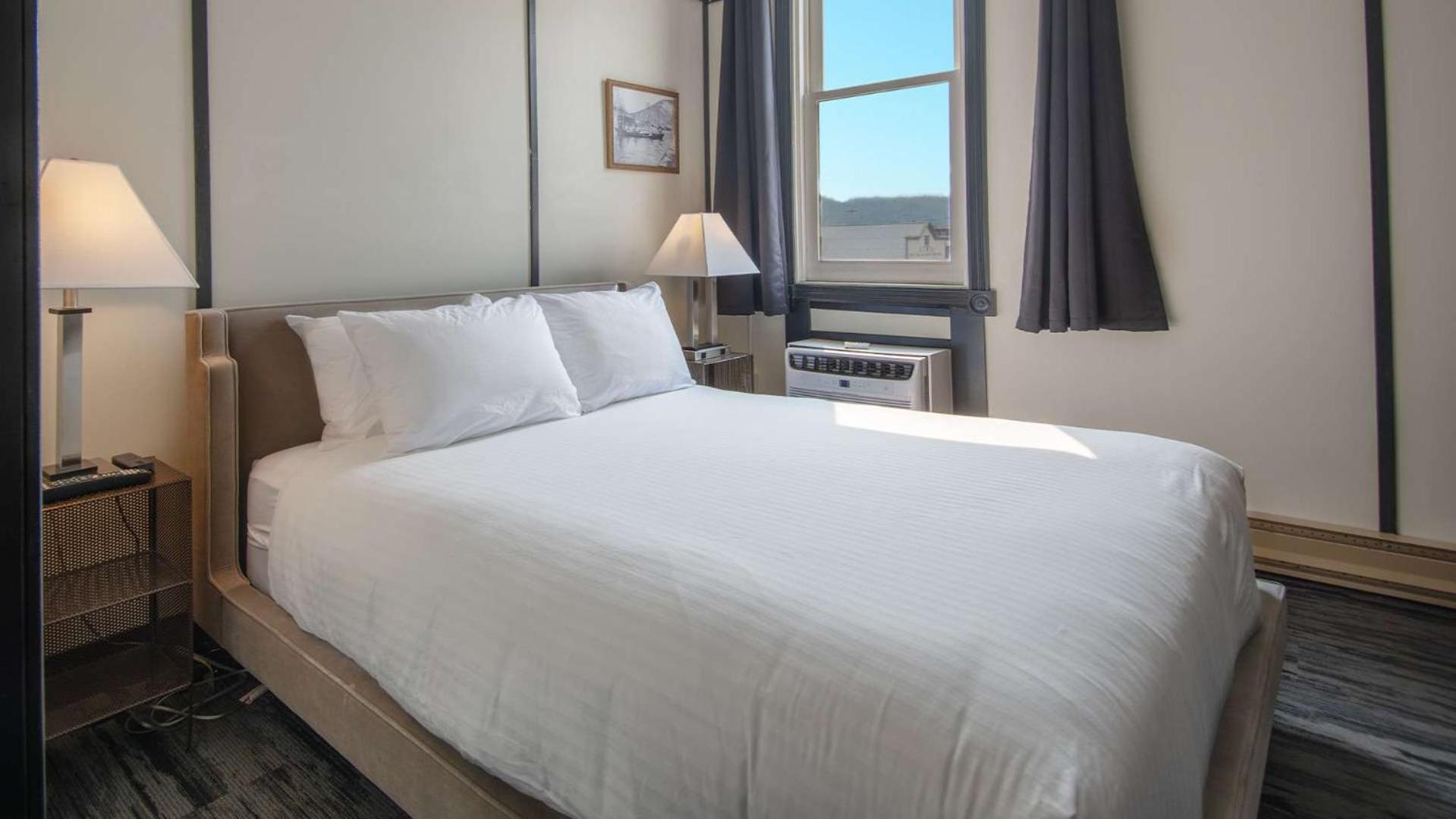Midnight Sun, A Coast Hotel Dawson City Extérieur photo