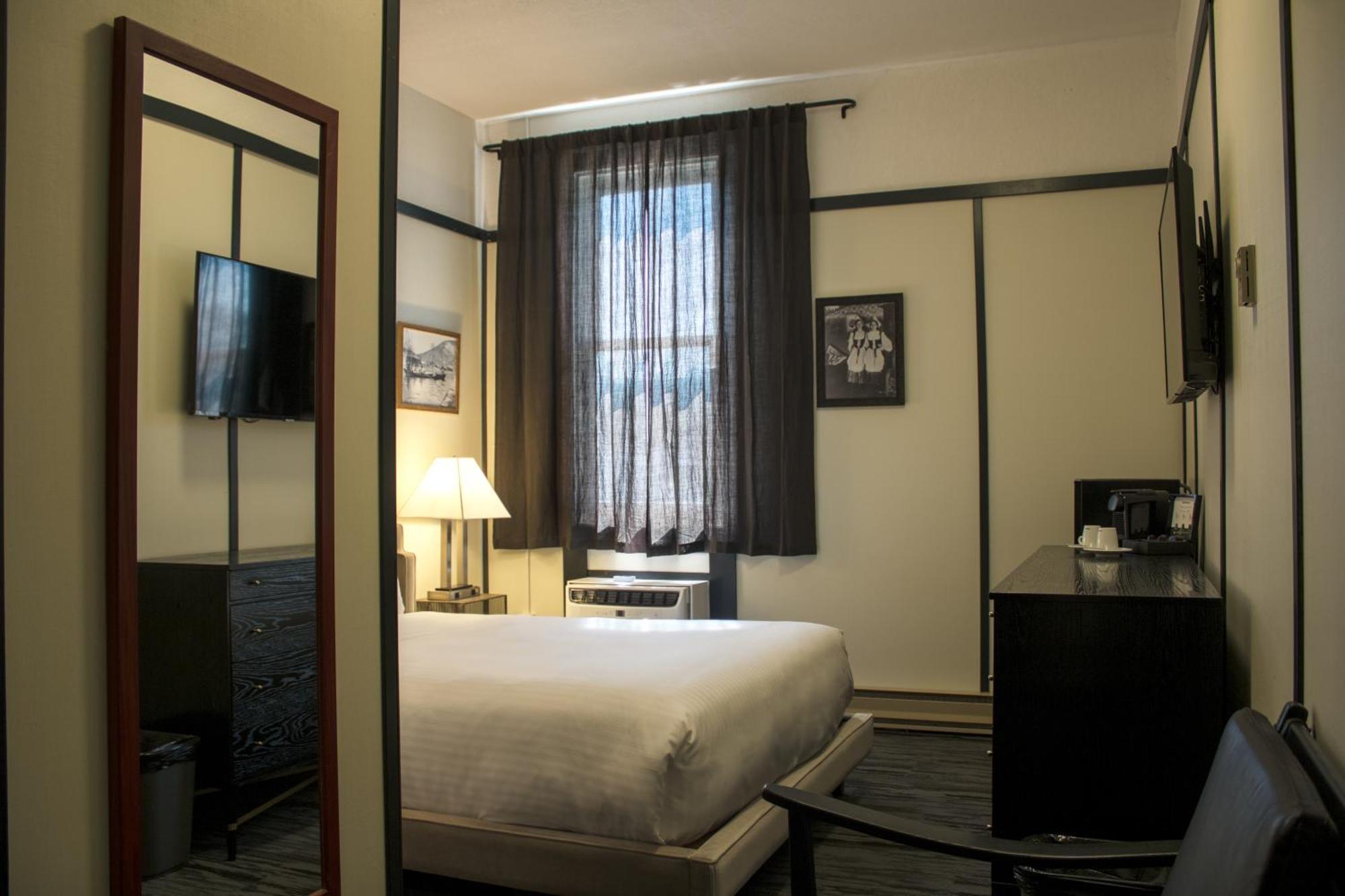 Midnight Sun, A Coast Hotel Dawson City Extérieur photo