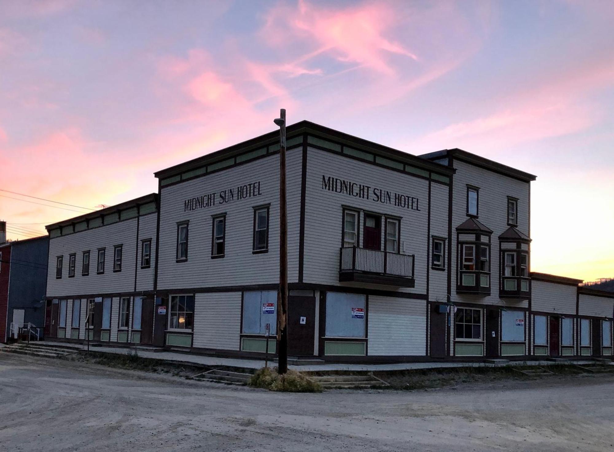 Midnight Sun, A Coast Hotel Dawson City Extérieur photo