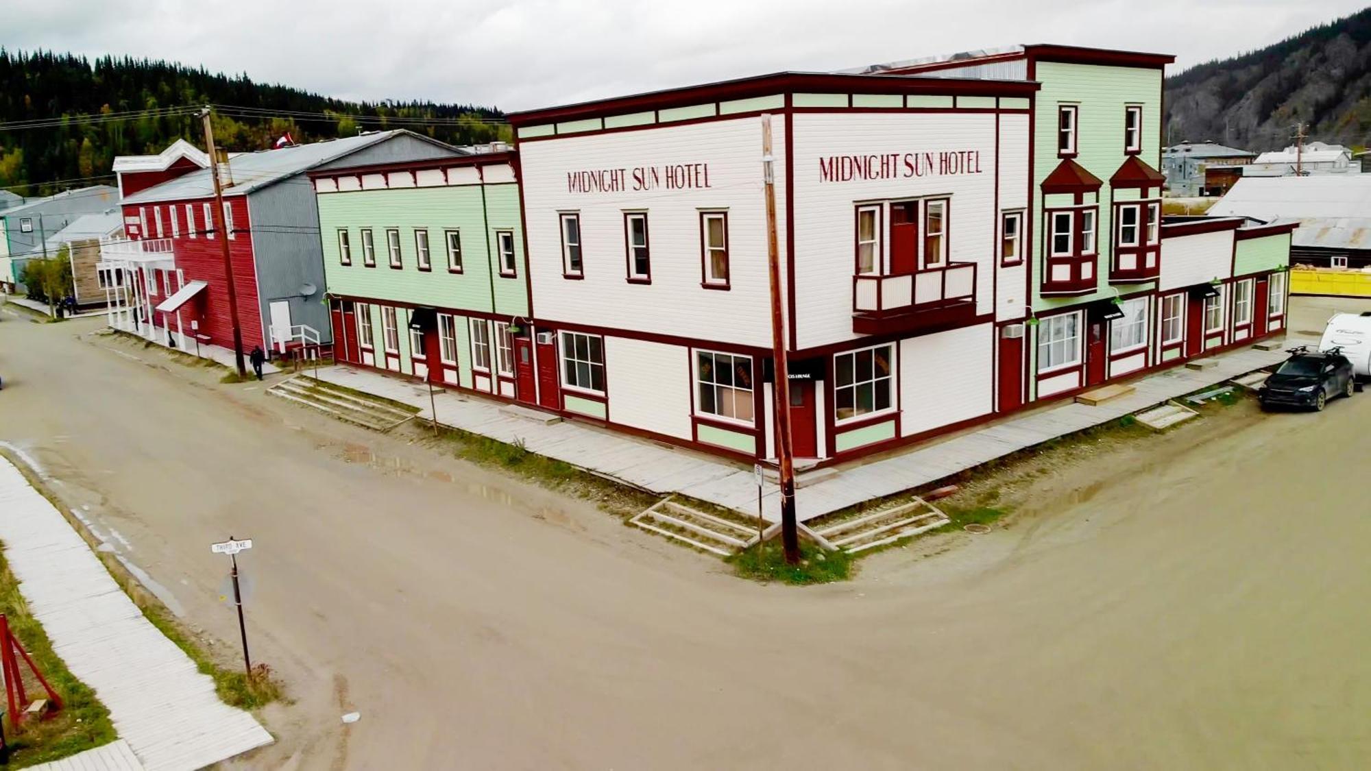 Midnight Sun, A Coast Hotel Dawson City Extérieur photo