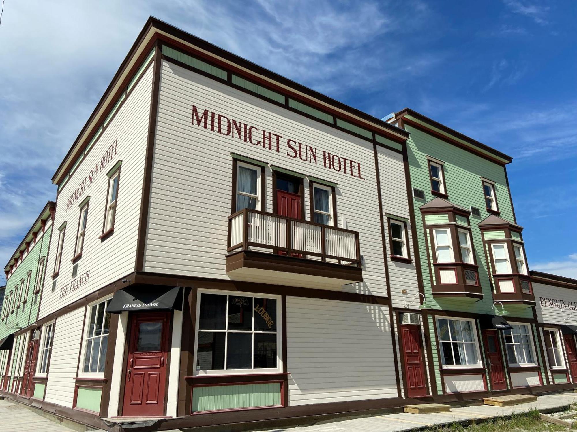 Midnight Sun, A Coast Hotel Dawson City Extérieur photo