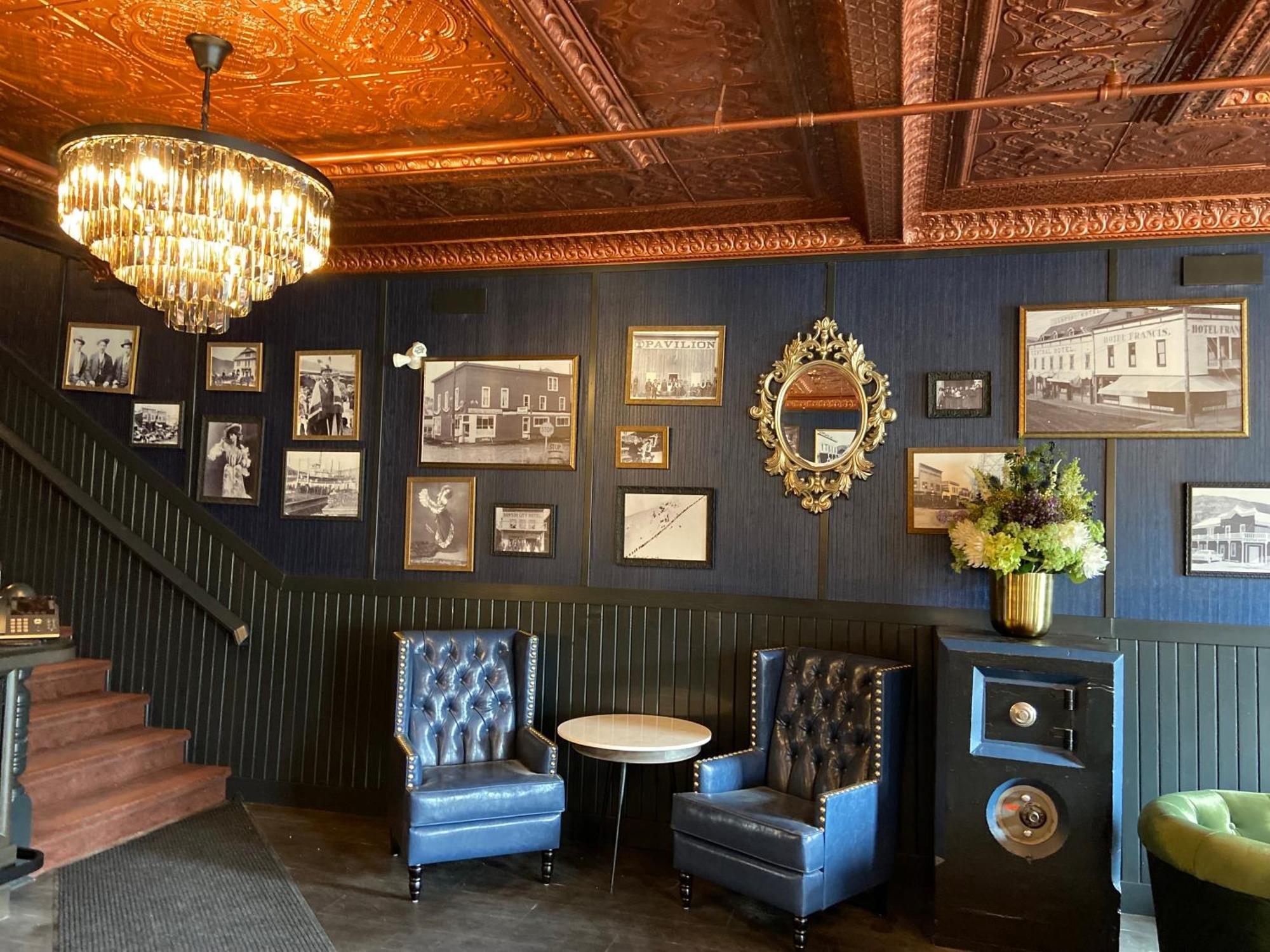 Midnight Sun, A Coast Hotel Dawson City Extérieur photo